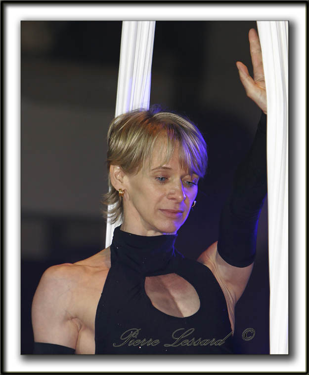  DANIELLE BEAUDOIN - TISSUS ARIEN  /  AERIAL SILK   _MG_2410a