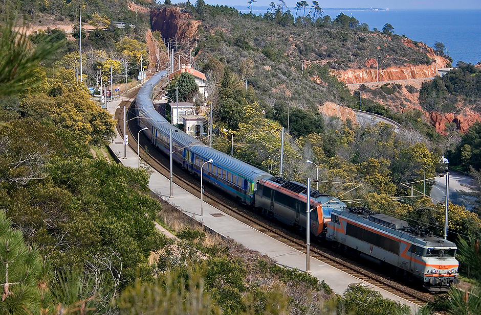 The BB22311 and a BB26000 (in vehicle) at Le Trayas.