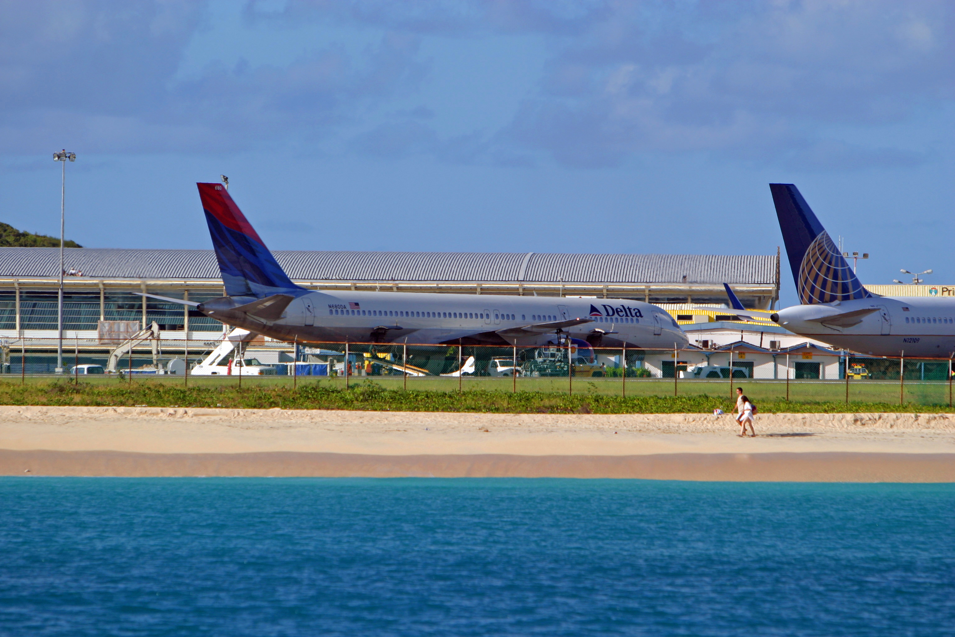 Delta Air Lines (N680DA) Boeing 757 @ St Maarten, Netherlands Antilles
