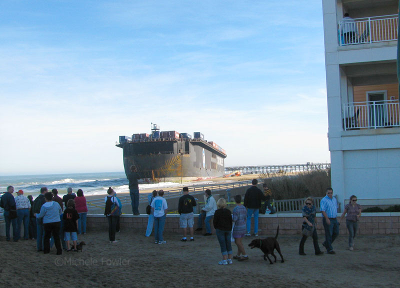 11-15-09 2150 people all over to see the barge.jpg