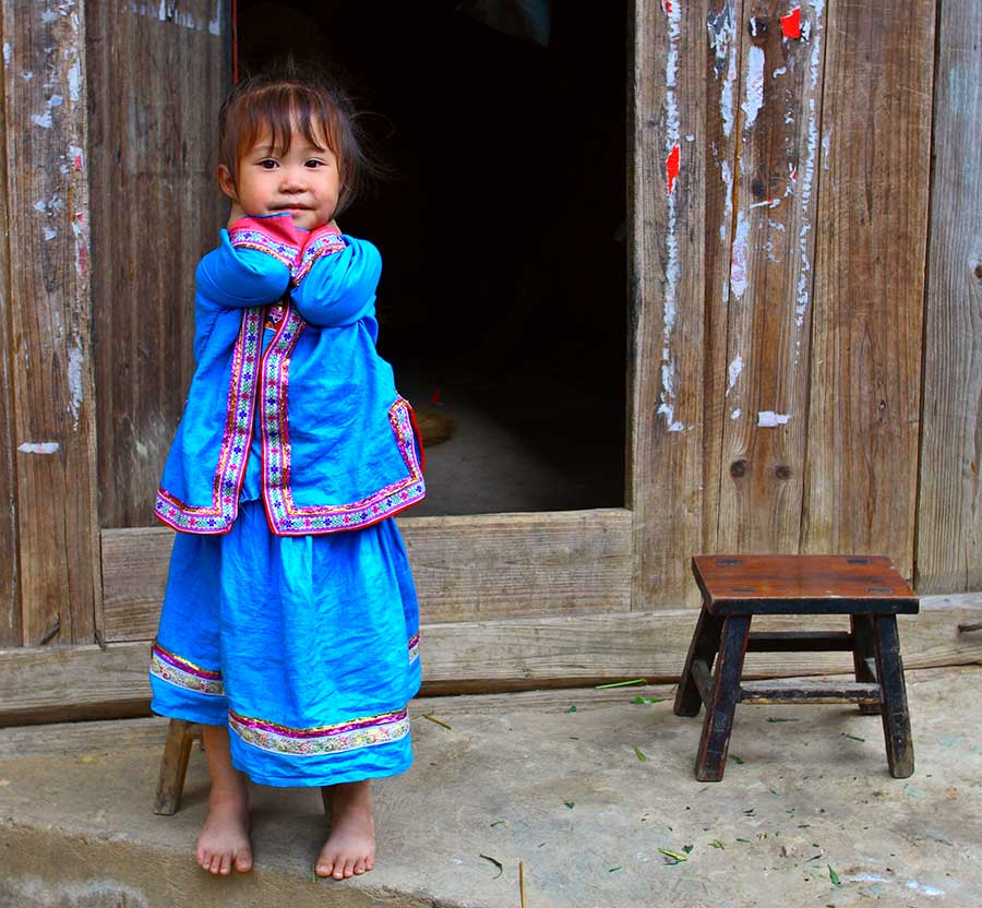 1224 Young Kam girl in traditional clothes.