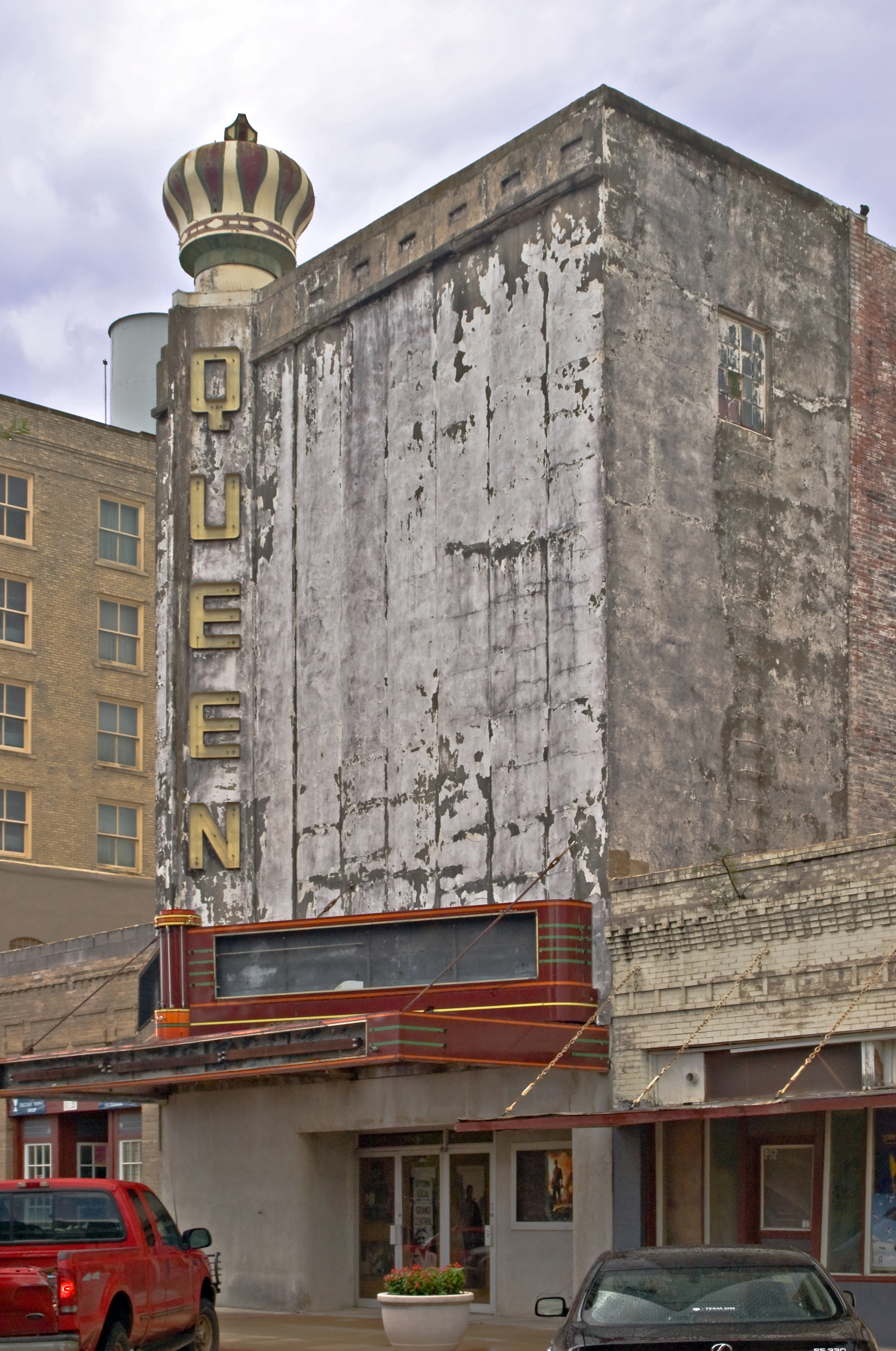 The Queen Theater facade.