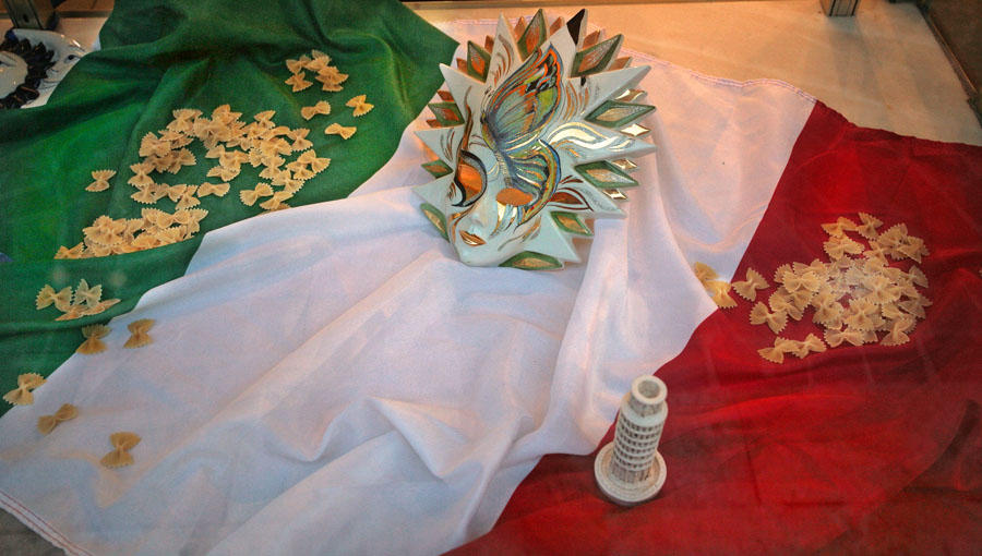 vitrine  Martigues: masque, pasta et drapeau italien