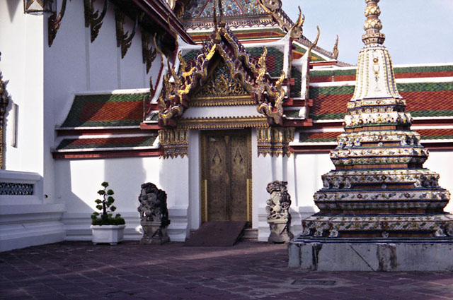 Inside Bangkok wat compound