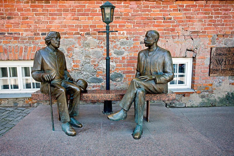 Oscar Wilde and Eduard Vilde Sculpture (Irish Pub Wilde Entrance)