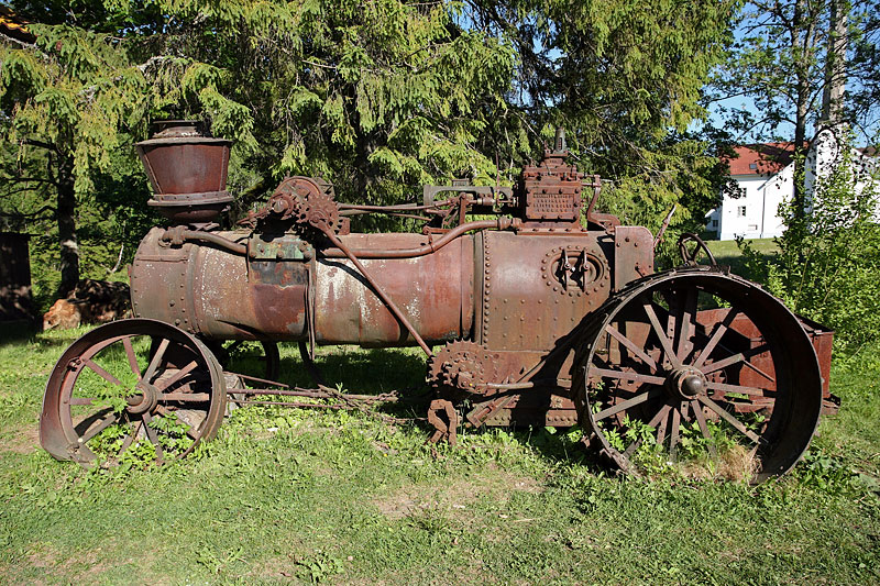 Palmse Manor House Gardens: Old Steam Machine