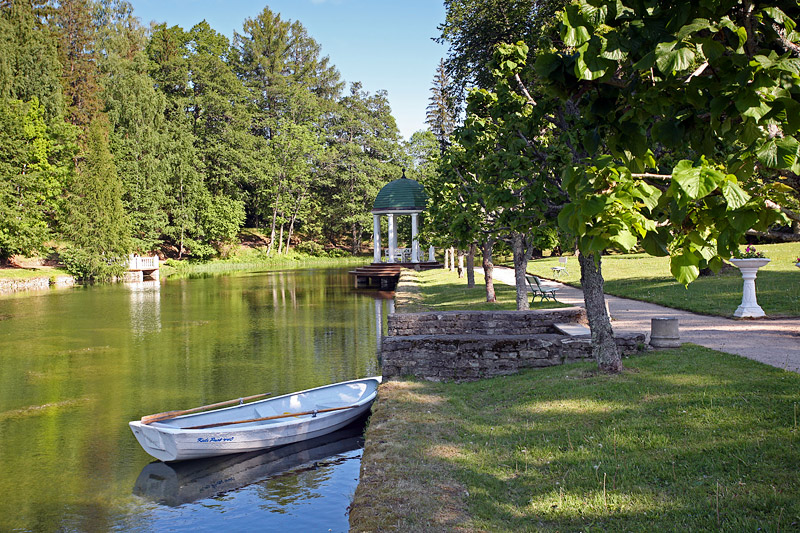 Palmse Manor House Gardens: Pond with Boat