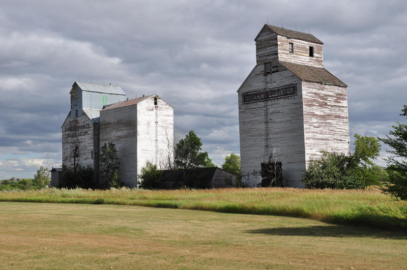 Golden Valley, ND elevators (3 image) photo Gary A. Rich (GRainelev