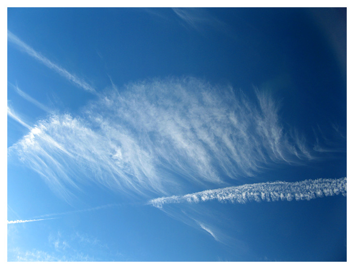 Some clouds appear to like Chemtrails (trails disappear after being surrounded by these clouds)