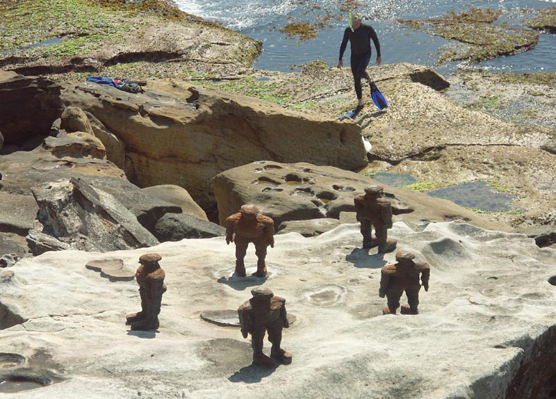 Alien lands at Bondi, confronted by hostile locals