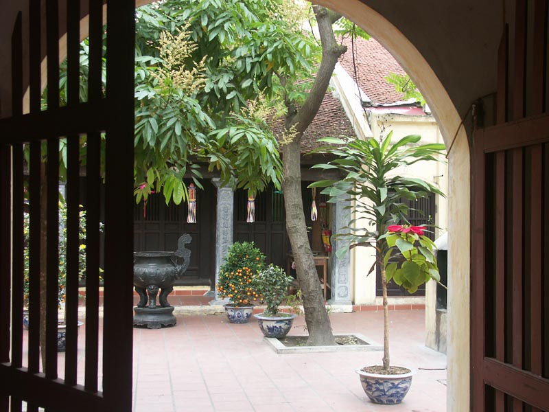 Quiet courtyard off a busy street