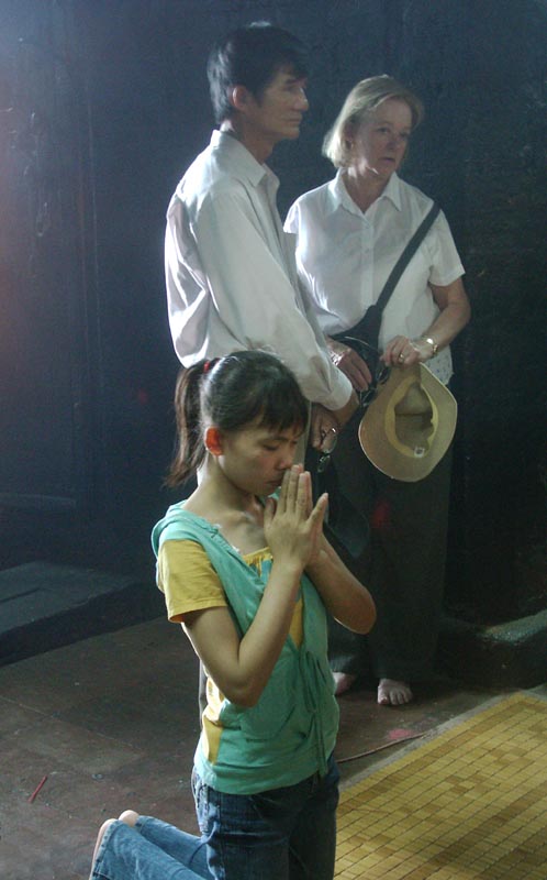 The guide, the tourist and the devotee