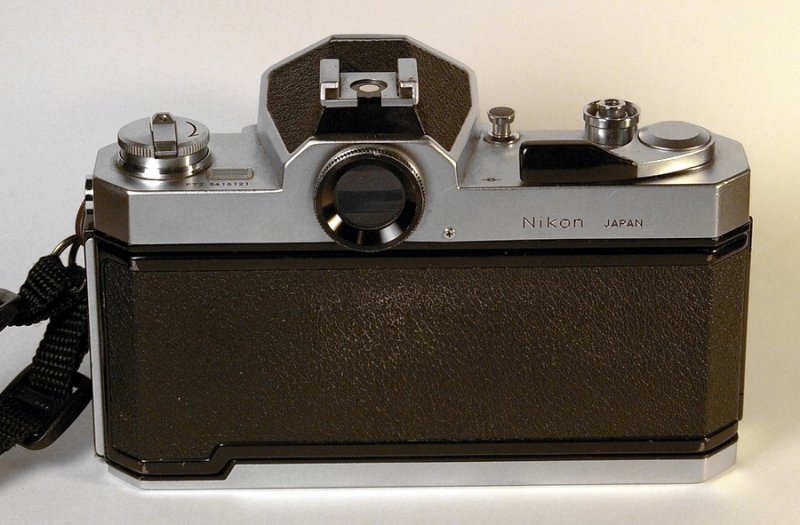 nikkormat_back.jpg