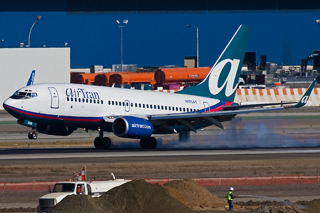 AirTran Boeing 737 Landing RWY 25R