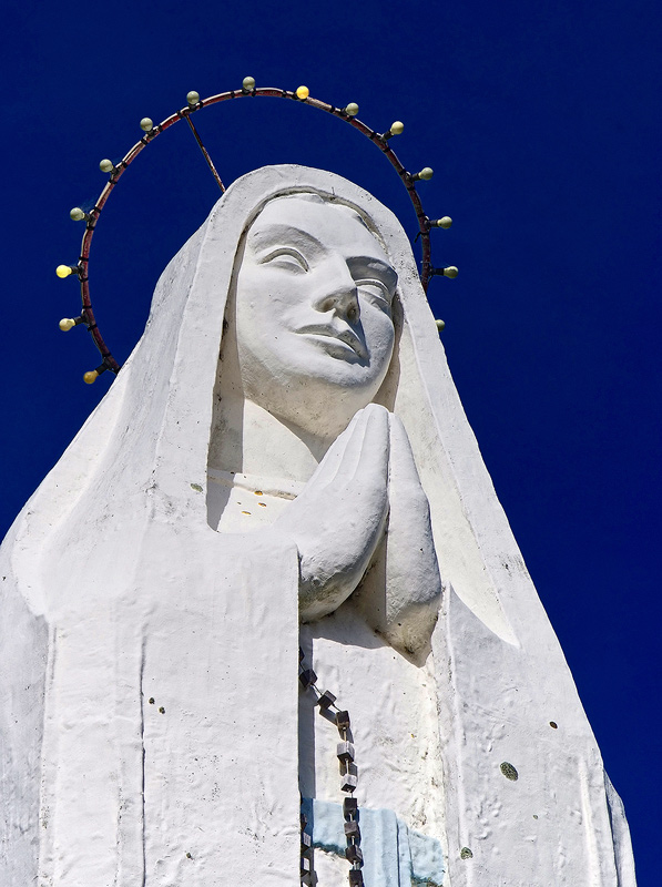 Paraparaumu statue, topaz detail (blue sky)