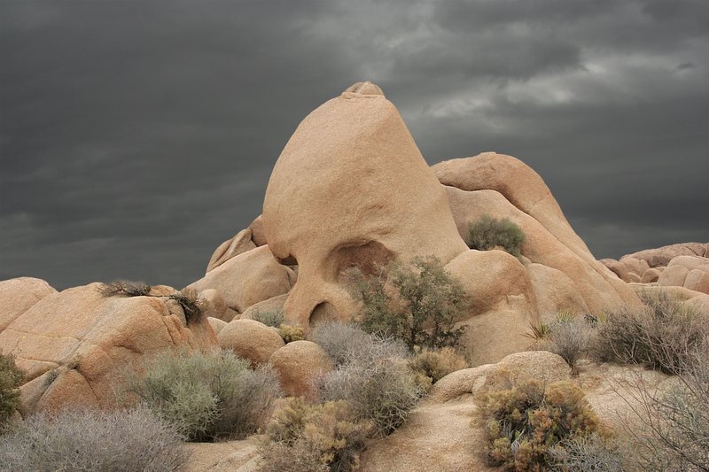 Joshua Tree National Park: Skull Rock and Moody Sky