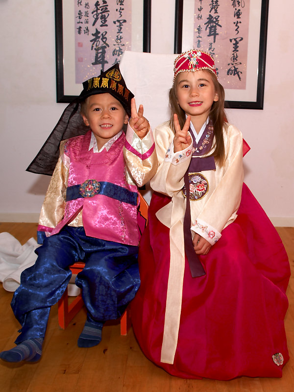 2007-09-12 Oliver and Nicole in Hanbok