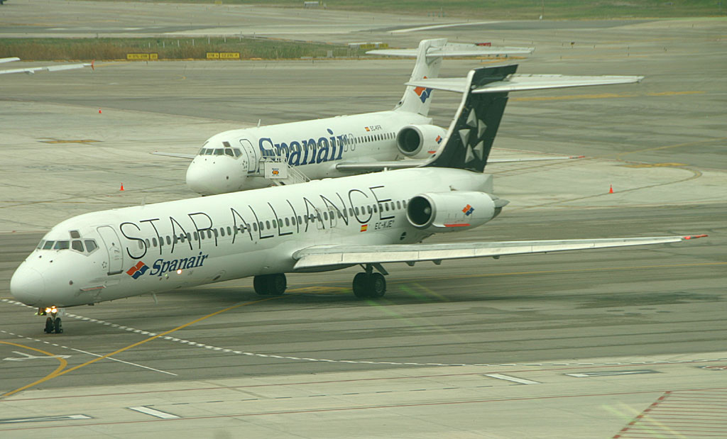 Spanair MD87 shares the BCN ramp with its B-717 brother