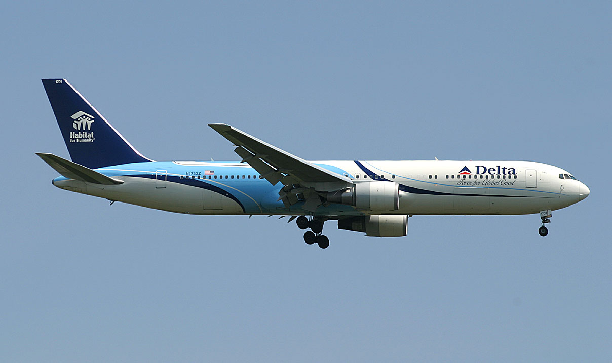 N171DZ wearing Habitat for Humanity special paint scheme, approaching JFK 22L, May 2007
