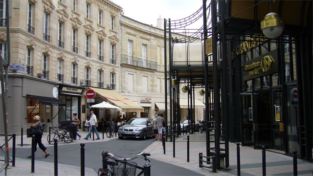 Grand Hommes Market on the right