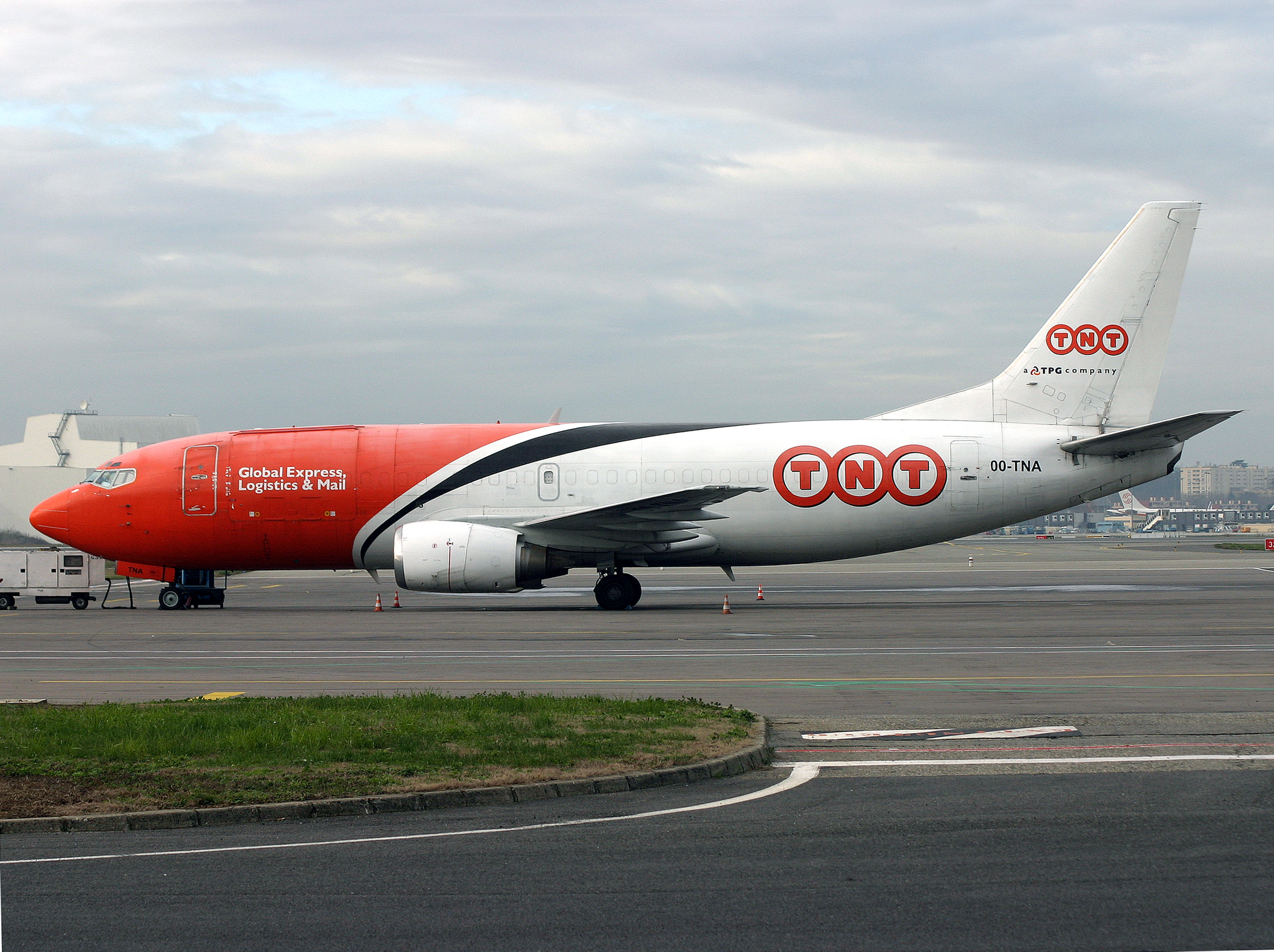 B.737-300F OO-TNA 