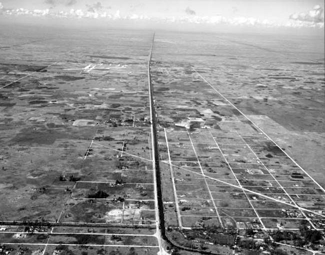 1947 - Tamiami Trail (US 41) looking west with Tamiami Airport on the left of it in the background