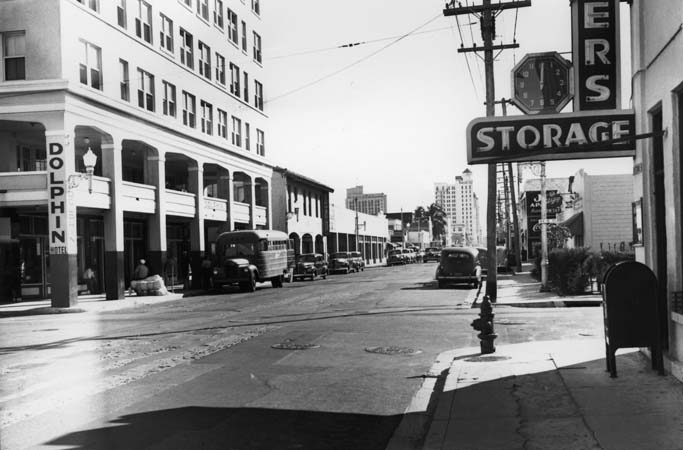 1940's - looking south on NE 1st Avenue at 10th Street north of downtown Miami, Florida photo ...
