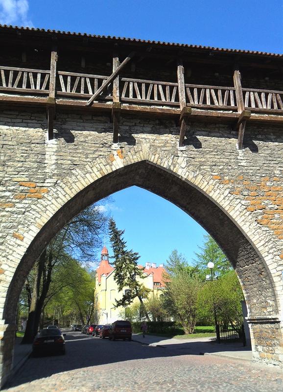 SUUR-KLOOSTRI GATE . 1