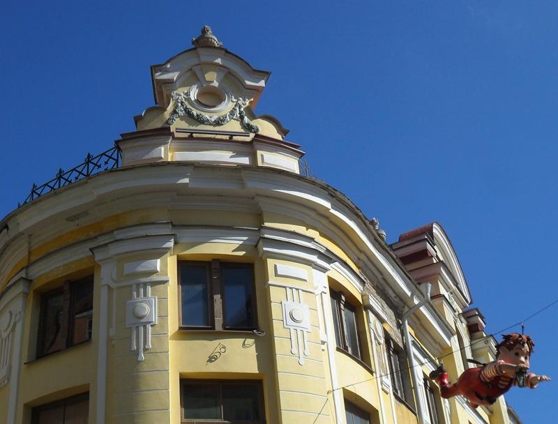 FACADE & AERIAL STATUE
