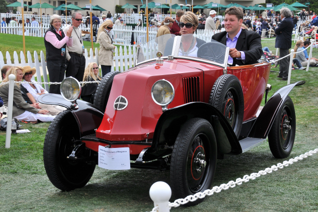 1924 Renault Labourdette Skiff, owned by Dick DeLuna, Woodside, Calif., at 2010 Pebble Beach Concours dElegance. (3991)