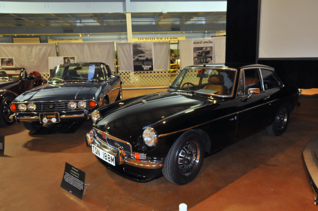 Peter Cosmidess 1978 MGB/GT V8, right, vs. 1973 Triumph Stag V8 (3062)