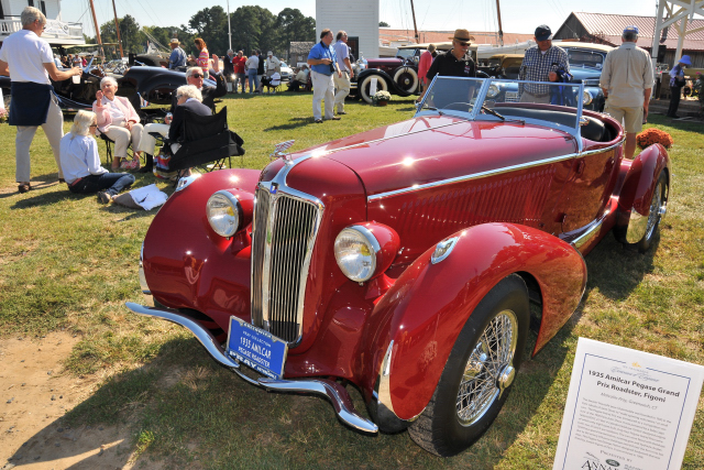 1935 Amilcar Pegase Grand Prix Roadster by Figoni, owned by Malcolm Pray, Greenwich, CT; left side, Pray and his party (6810)