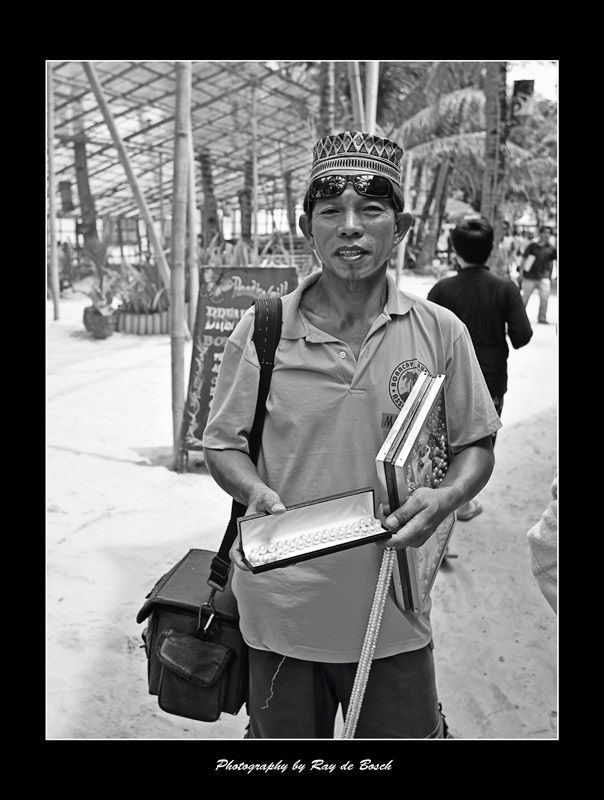 a muslim pearl hawker