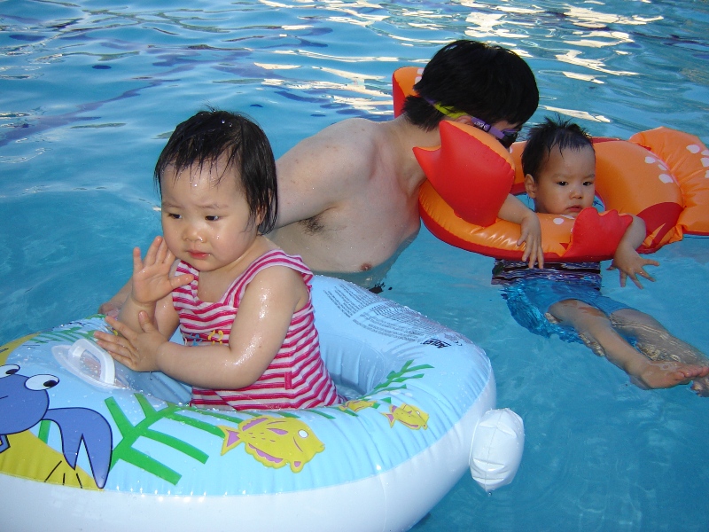 聚聚坐大孩子的救生圈, 歡歡是baby用的