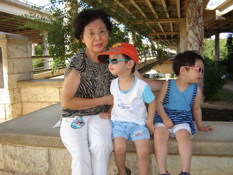 到 Zilker Park 橋上散步