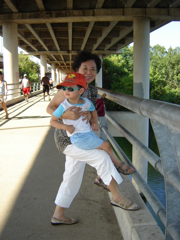 到 Zilker Park 橋上散步