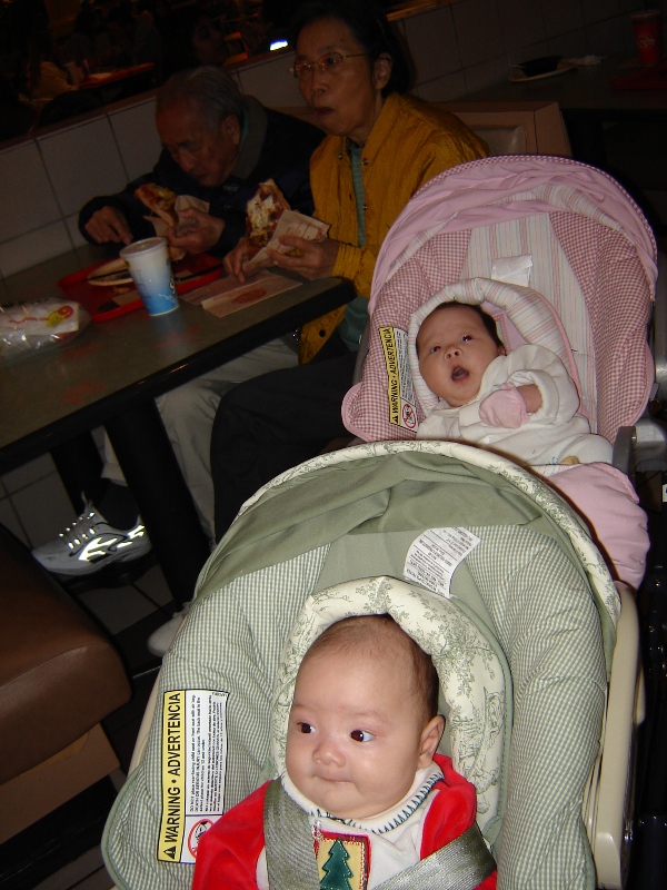 在Mall裡吃飯---歡歡終於醒了