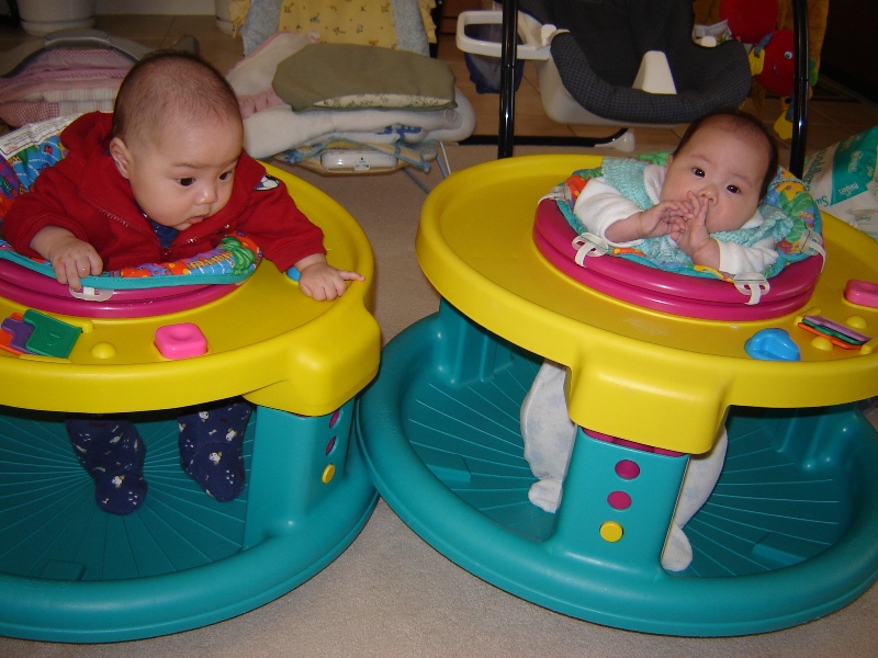 一人一台 Exersaucer, 不會打架了