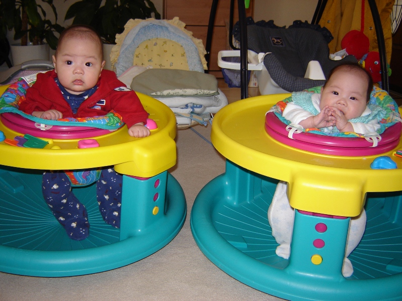 一人一台 Exersaucer, 不會打架了