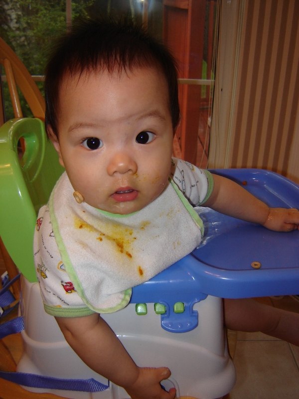 聚聚 cheerios 吃到臉上去了