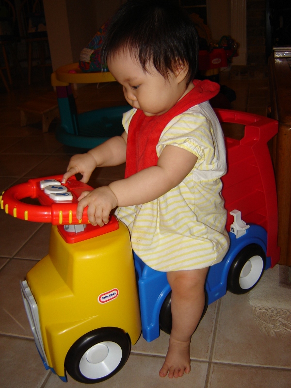 歡歡玩小卡車上的按鈕