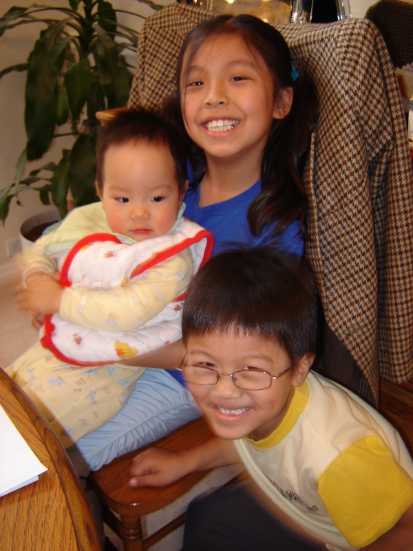 Sarina 姊姊抱聚聚, 旁邊是Samuel哥哥