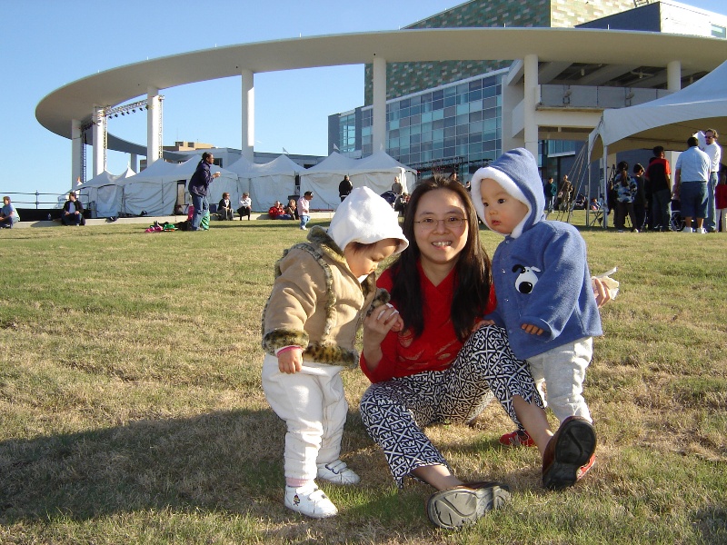 小朋友在 Long Center 前的草地上玩
