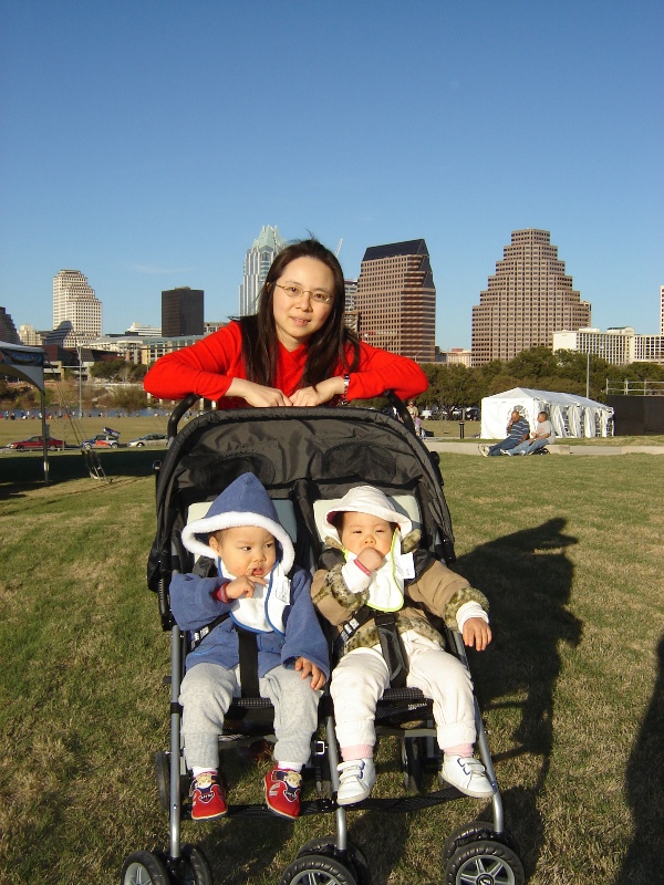 背景是 Austin 的市中心建築物