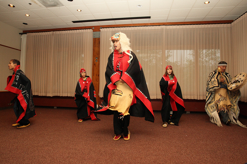 Tlingit Indian Dancers (5962)