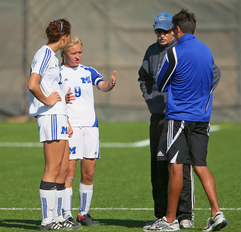 Captains Talk Strategy (3186)