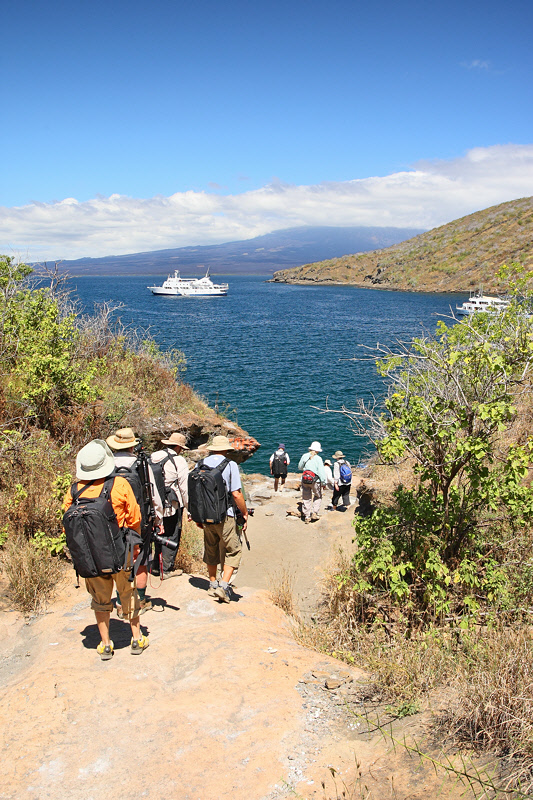 Hiking down to Tagus Cove (6927)