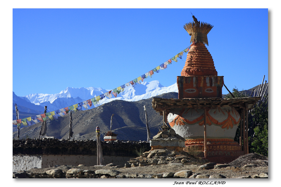Chorten  Tsarang avec la chane des Annapurna