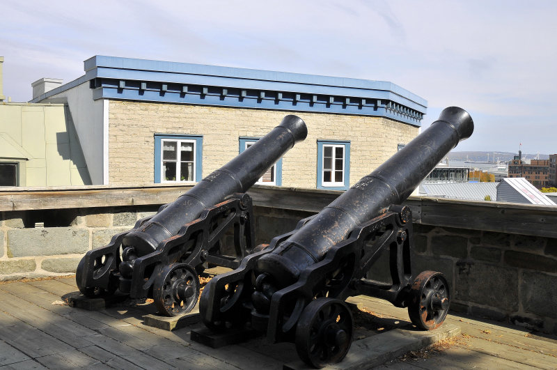 Canon along rue des Remparts