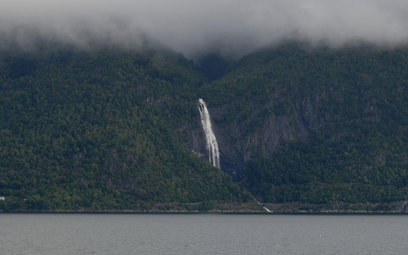 waterval in de wolken